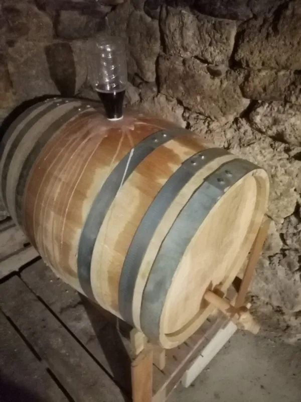 Βαρέλι σε πέτρινο κελάρι
